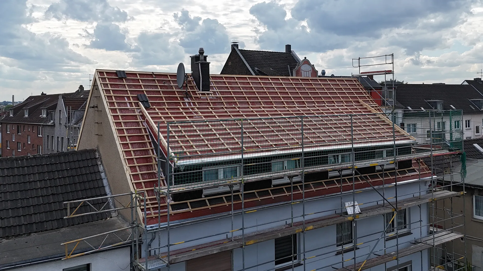 Steildachsanierung mit Betondachsteinen – Bild 2