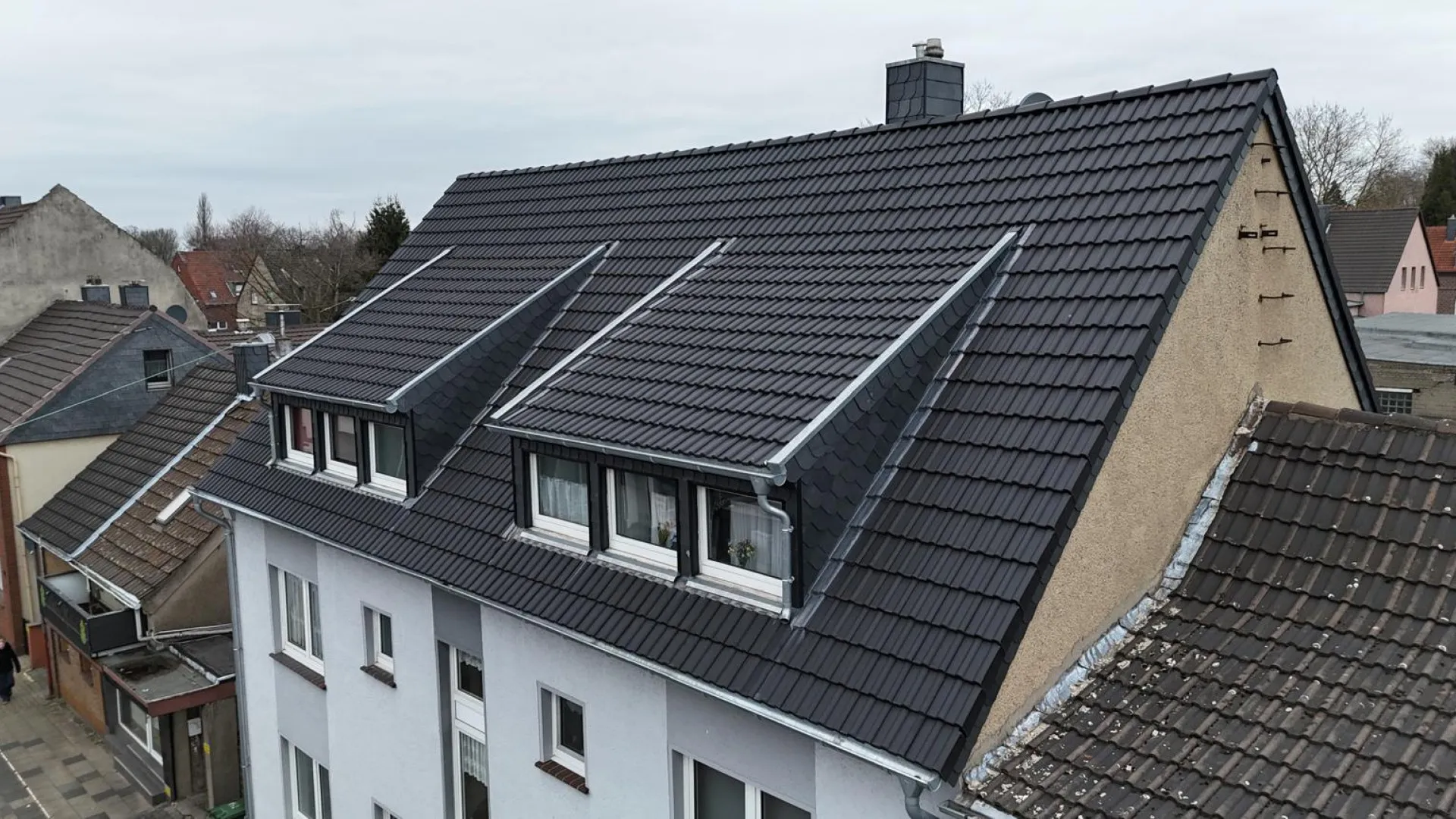 Steildachsanierung mit Betondachsteinen – Bild 1