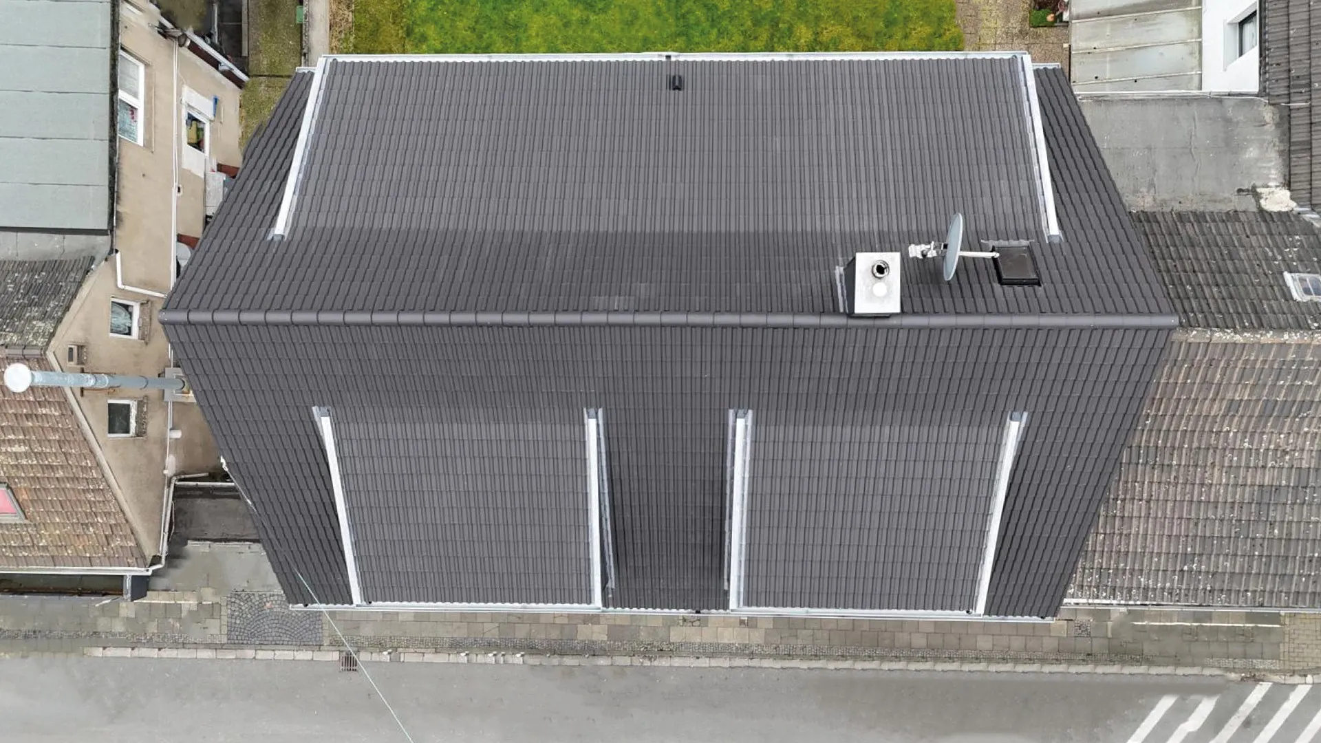 Steildachsanierung mit Betondachsteinen – Bild 5